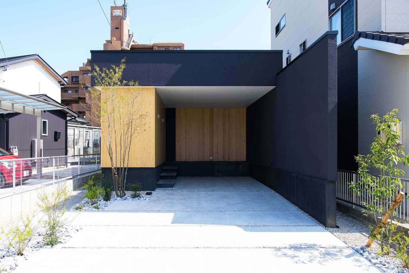 平屋建築ブルーハウス【デザイン住宅、建築家、平屋】南北に長い敷地に完成したK邸。表通りからは室内が全く予測できないようにプランニングされている。変形地や狭小地など、立地条件が難しくなるほど建築家の腕の見せ所で、短所を長所に変えてくれる