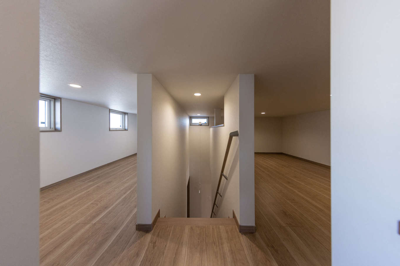 渡辺建設【デザイン住宅、夫婦で暮らす、平屋】とにかく荷物が多いため、18.5畳のロフトを設けて収納。LDKが見えるので、コミュニケーションもスムーズだ。天井高1,400mm以下なので、課税対象外になるうれしい空間だ