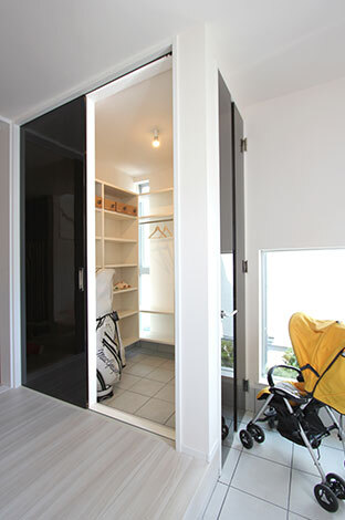 玄関ホールの納戸にシューズクローク。機能的で広々とした収納スペース