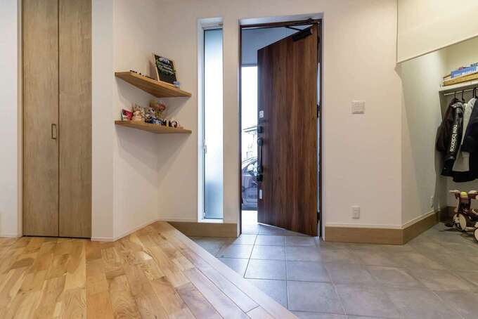 敷地形状を考慮して、斜め45度にレイアウトしたことで明るさと開放感を創出した玄関ホール。収納も充実