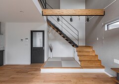 階段を一体化させた小上がりの畳コーナー。居心地が良すぎて、家族はもちろん、友達もみんなここに座りたがるそう