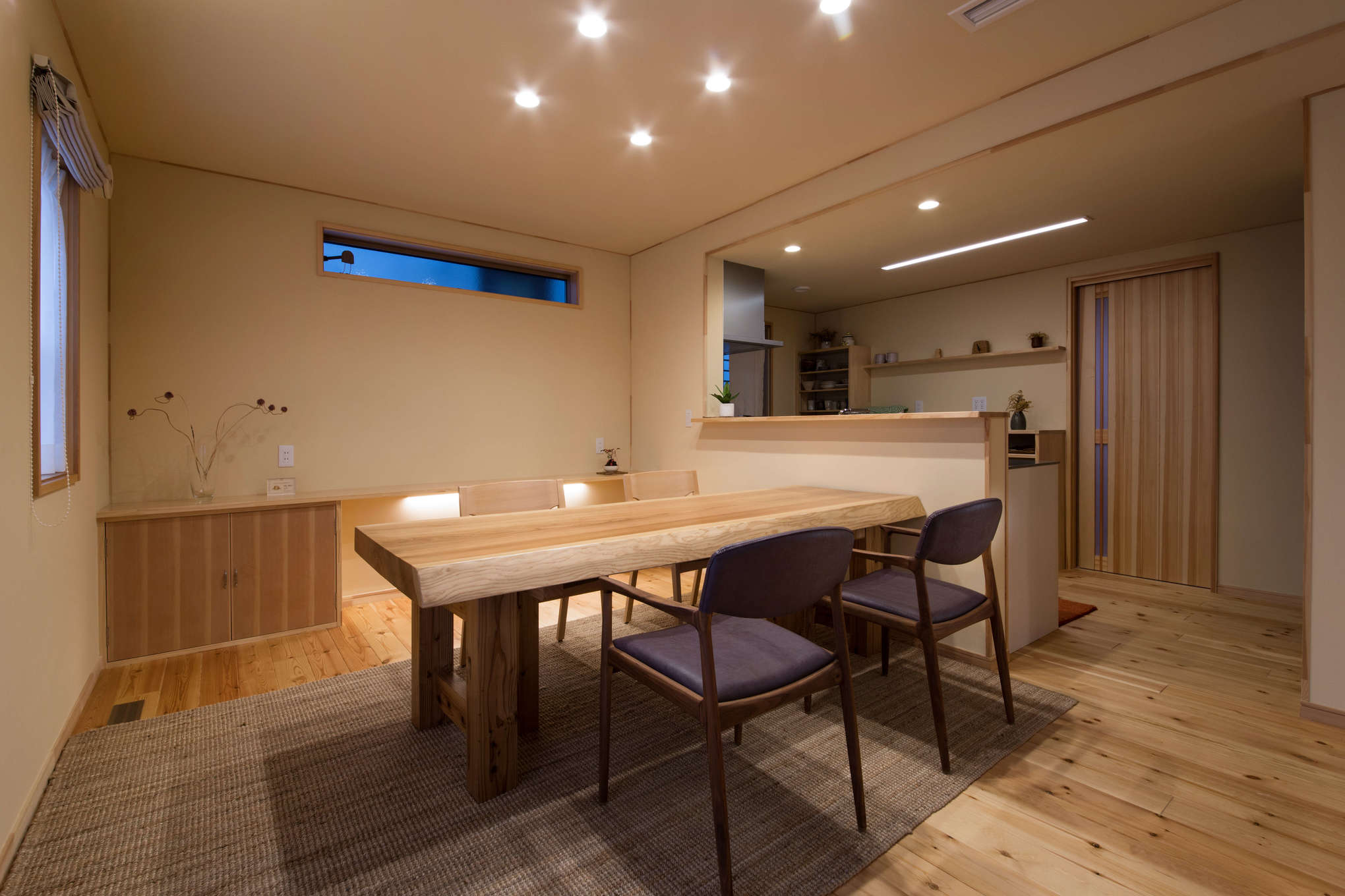 瀧口建設【デザイン住宅、子育て、和風】杉一枚板を使ったダイニングテーブルは『瀧口建設』のオリジナル製作で、脚の高さを変えると座卓になる優れもの。「シュクレ浜松」で購入した無垢材の椅子も座り心地がよく、ここでワインを飲むのが夫妻の楽しみだ。カウンターやキッチン収納まで大工が造作した