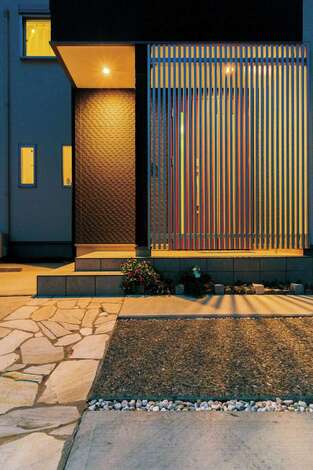 住宅工房 アリアンス｜格子戸で外からの目線を緩やかに遮りつつ、光と風を通すファサード。帰ってくるたびにホッとする