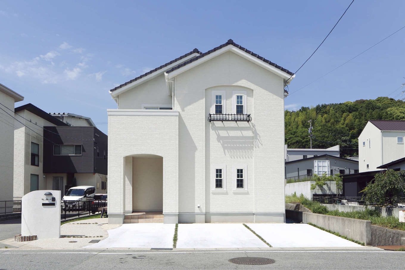 吉川住建【デザイン住宅、子育て、間取り】アーチ形状が柔らかな印象をもたらし、フラワーBOX、格子窓がアクセントになっている洋風外観