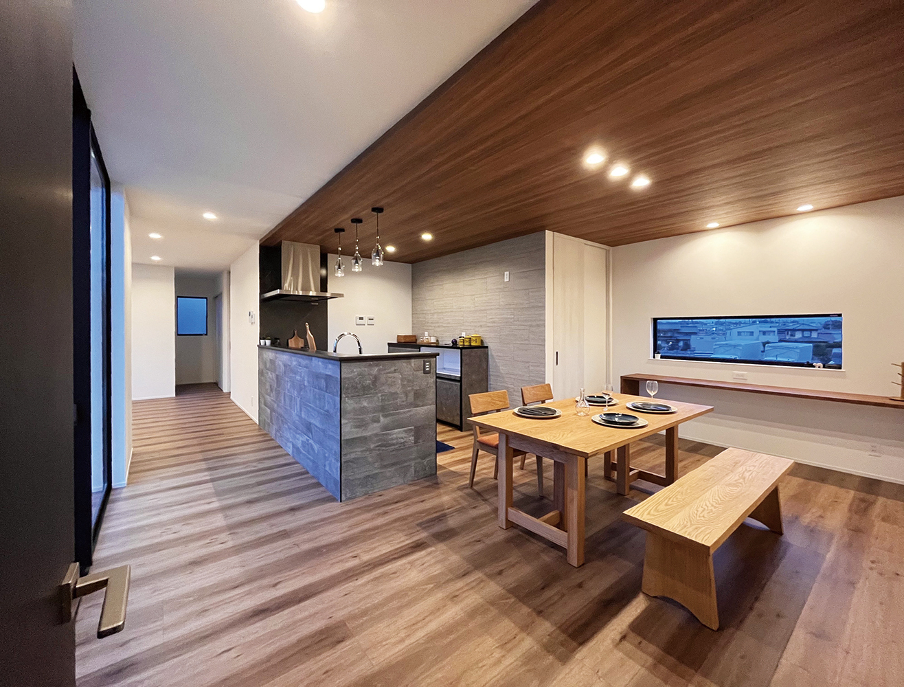 長坂篤建築研究所│nalabo（エヌエーラボ）【建築家、平屋、ガレージ】キッチンの天井は木目の下がり天井に。裏に大容量のパントリーを設置