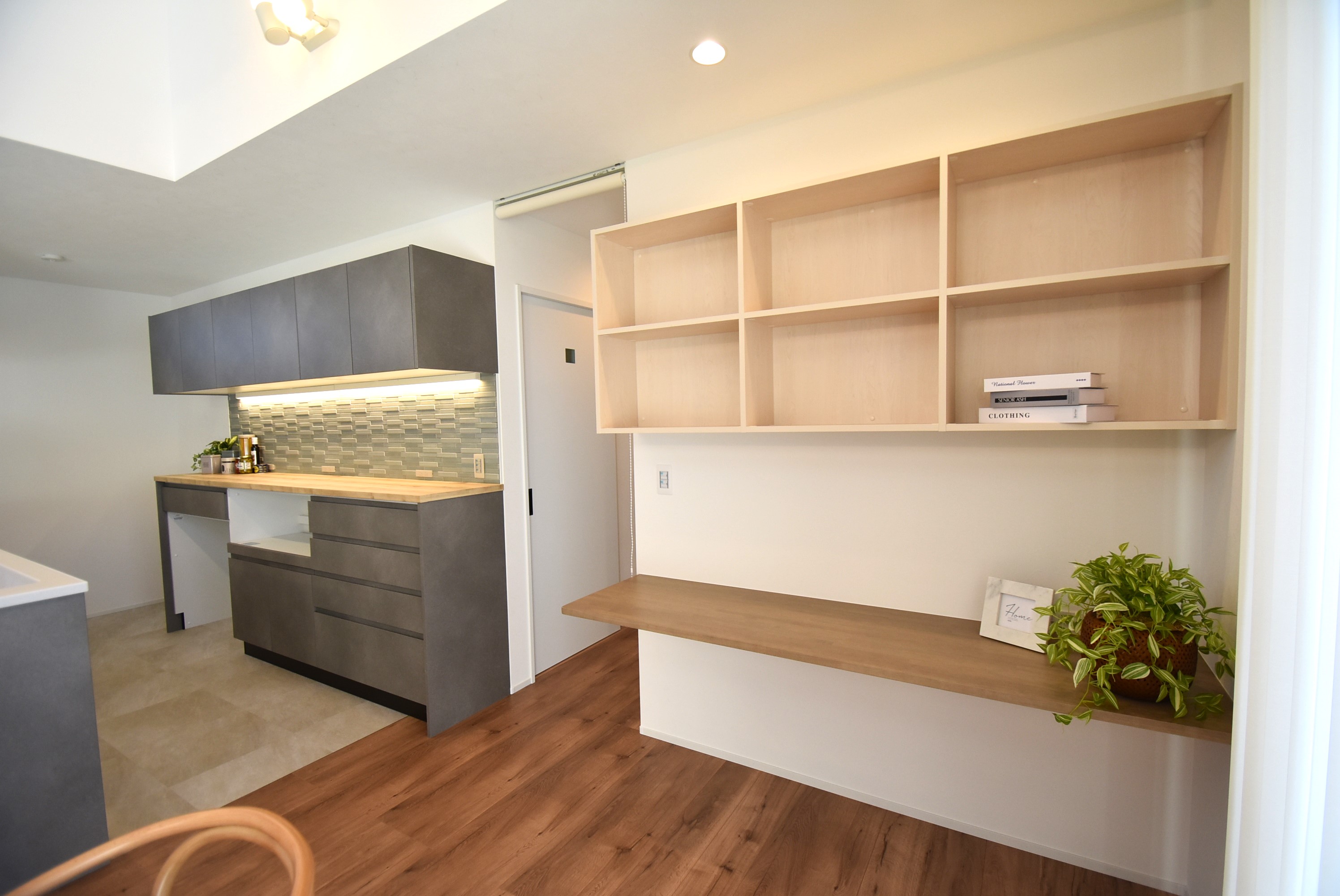 カクニシビルダー｜キッチン横にはスタディカウンターを配置。