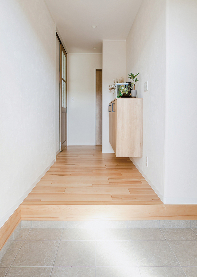 2WAYの動線が便利な玄関ホールは、いつもスッキリ！