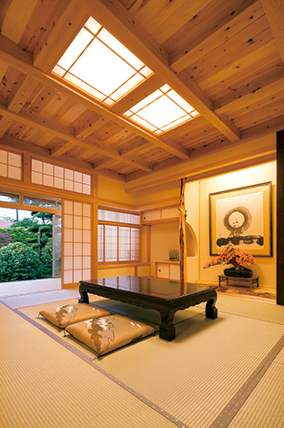 TENアーキテクツ 一級建築士事務所【和風、自然素材、建築家】和室の床の間と書院は、ご主人のお祖父さまが建てた家と同じ意匠をそっくり 再現。間接照明が柔らかな表情を生み出す