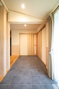 以前は軒と縁側だった部分を、勾配天井にすることで1つの空間に再生することができた。リフォーム経験が豊富な同社ならではのアイデアが光る