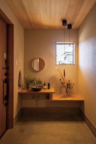 玄関ホールは上質な手洗いボウルと光の演出でセンス良く