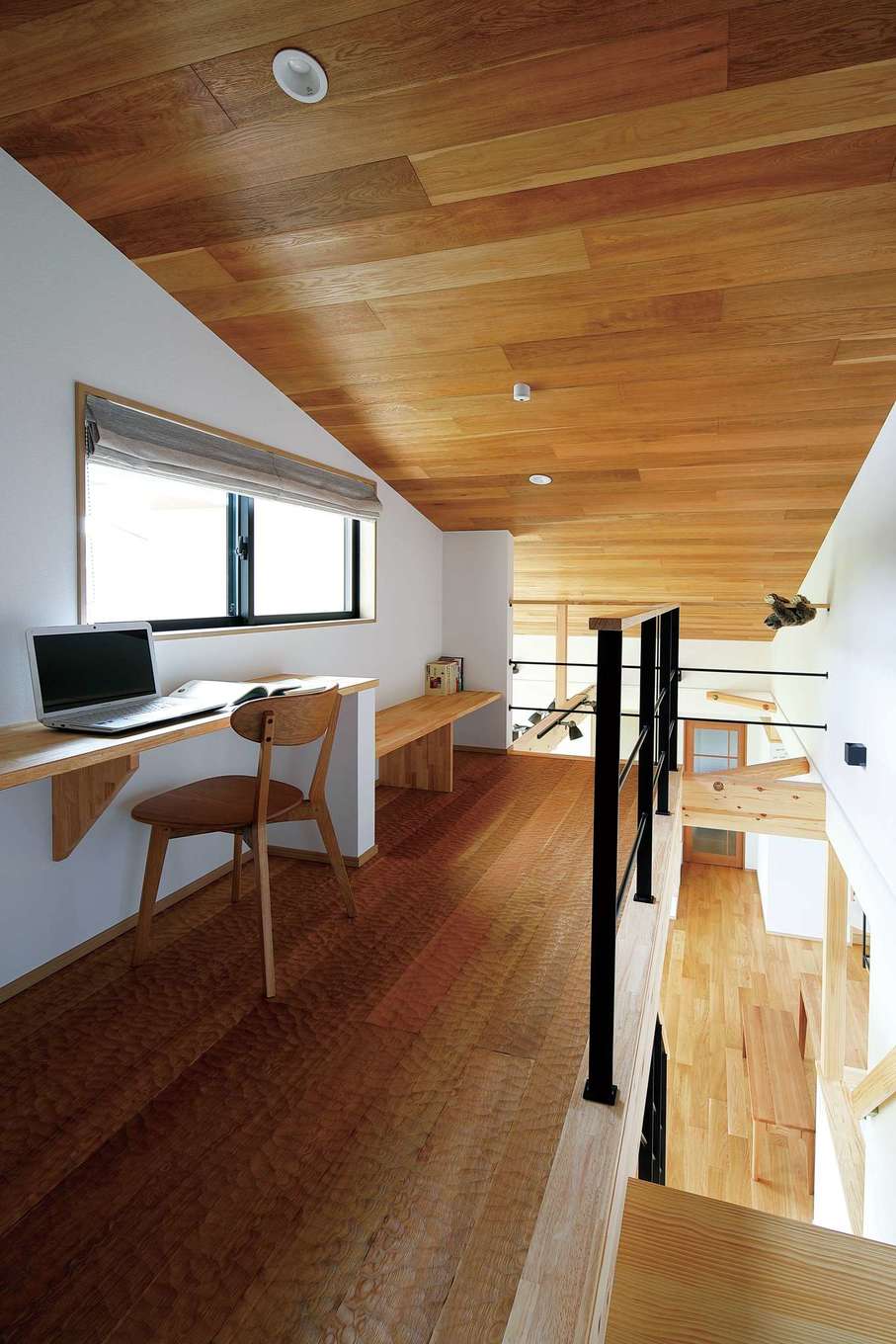 檜建設 エニーホーム【デザイン住宅、趣味、建築家】階段を上がった先にある読書スペース。床にはスプーンカット加工が施されているため、足触りが心地いい　