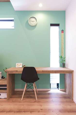 当初からアクセントクロスにこだわりたかったという奥さま。リビングはＴＶ背面にエメラルドグリーンと決めていたものの、なかなか理想の色に出会えなかった。たくさんのカタログやSNSを参考にしながら、「これ！」と決めてからは、その他の部屋もスムーズに。チョークで落書きできる子ども部屋や、大胆なストライプの洗面所など遊び心あるクロスも