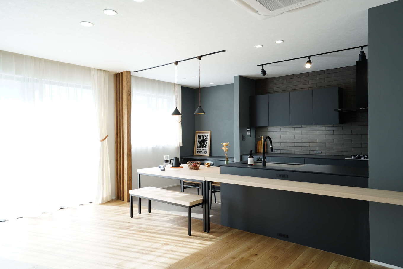 アールスタジオ【デザイン住宅、平屋、インテリア】窓から柔らかな日差しが入るダイニング