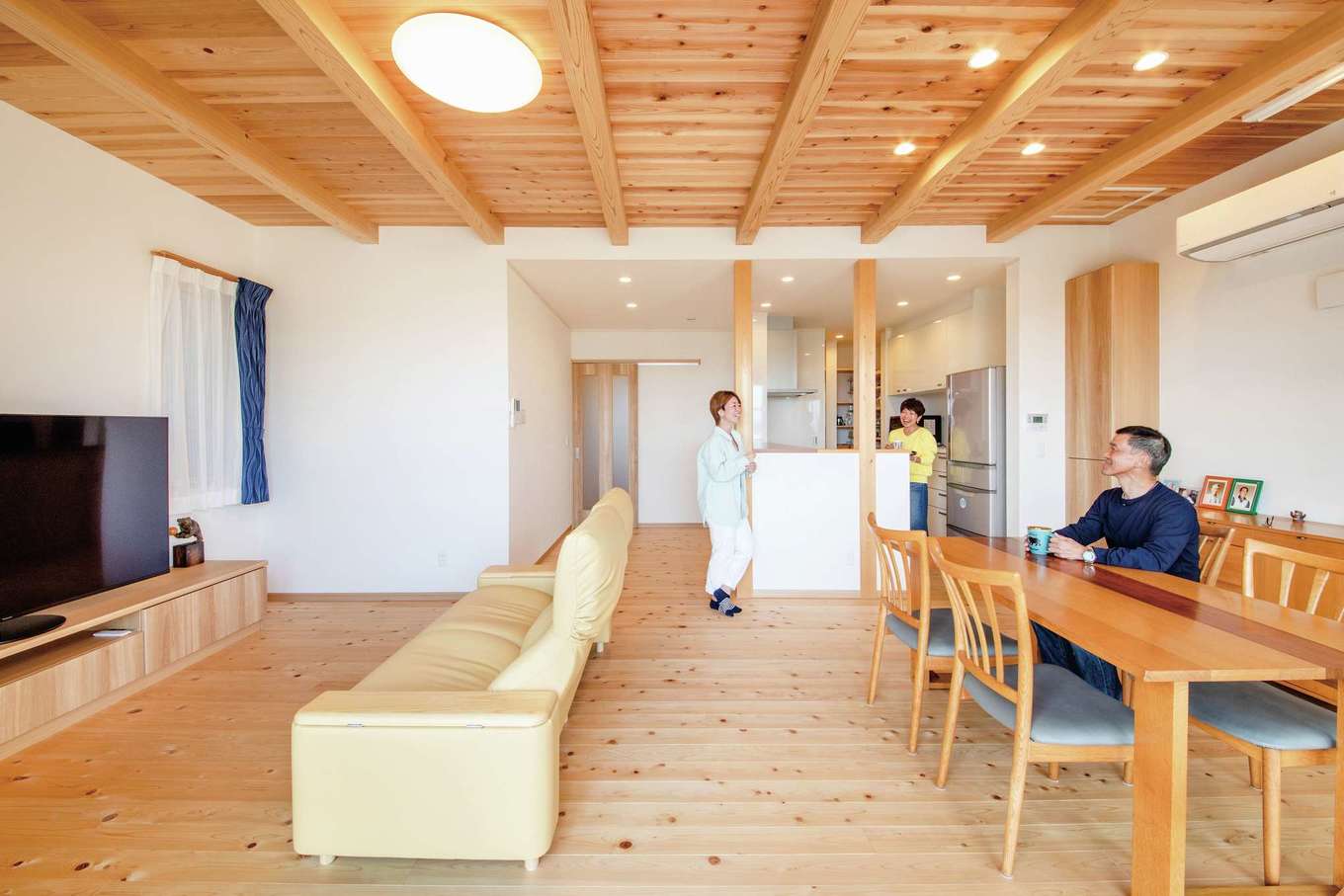 水田建設【自然素材、狭小住宅、間取り】床と天井に用いた木の風合いが安らぎを感じさせるLDK