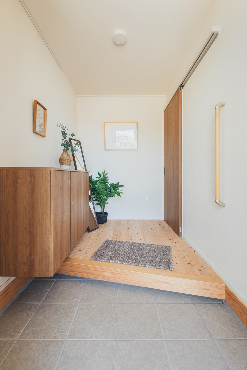 ユートピア建設【夫婦で暮らす、ペット、平屋】絵を飾るのが好きなKさん夫妻が楽しく暮らせるよう、ピクチャーレールを随所に。扉はすべて開閉が楽な引戸を採用