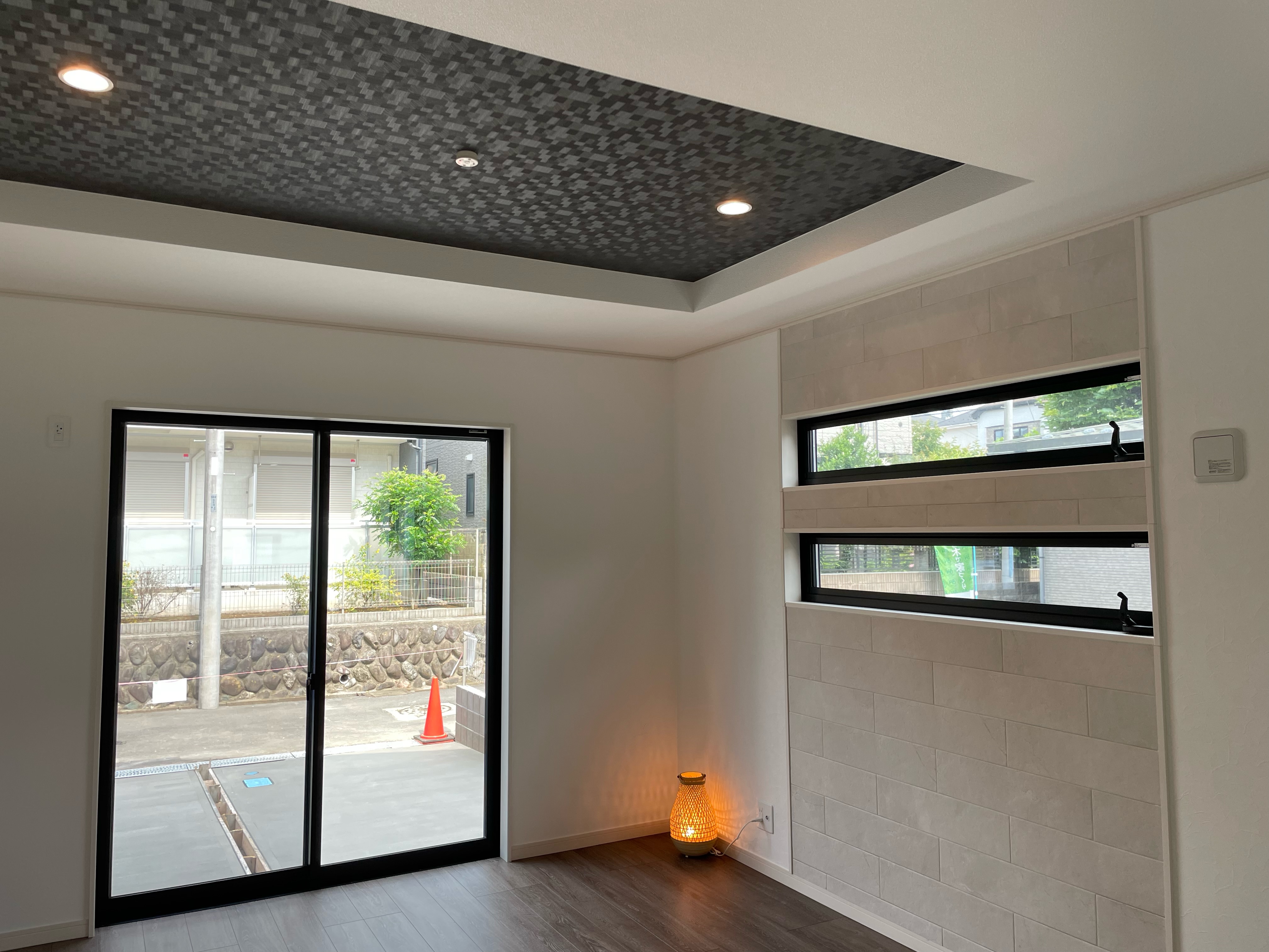 タムラ建築設計｜落ち着いた照明とモダンなデザインの居室。大きな窓からは自然光が差し込み、明るさを演出している。