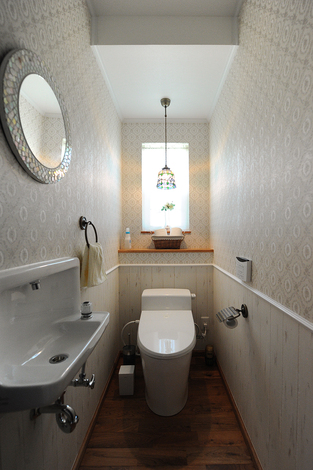 トイレも腰壁や壁紙、ランプもこだわり美しい空間に