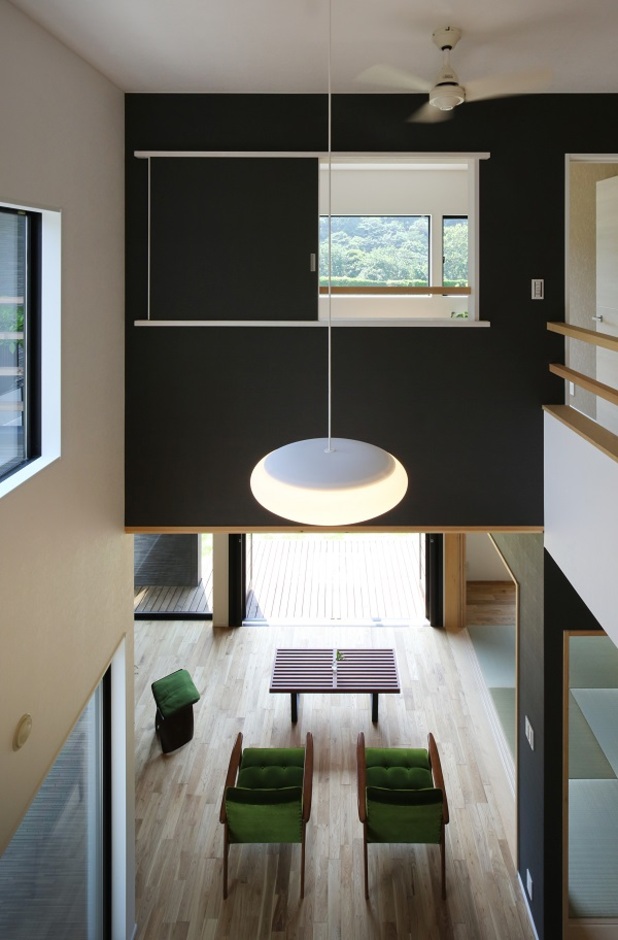 子ども部屋から望む、LDK上部の吹抜け空間。正面の引戸を開けることで親エリアの寝室とつながり、さらに南側の山林をも眺めることができる