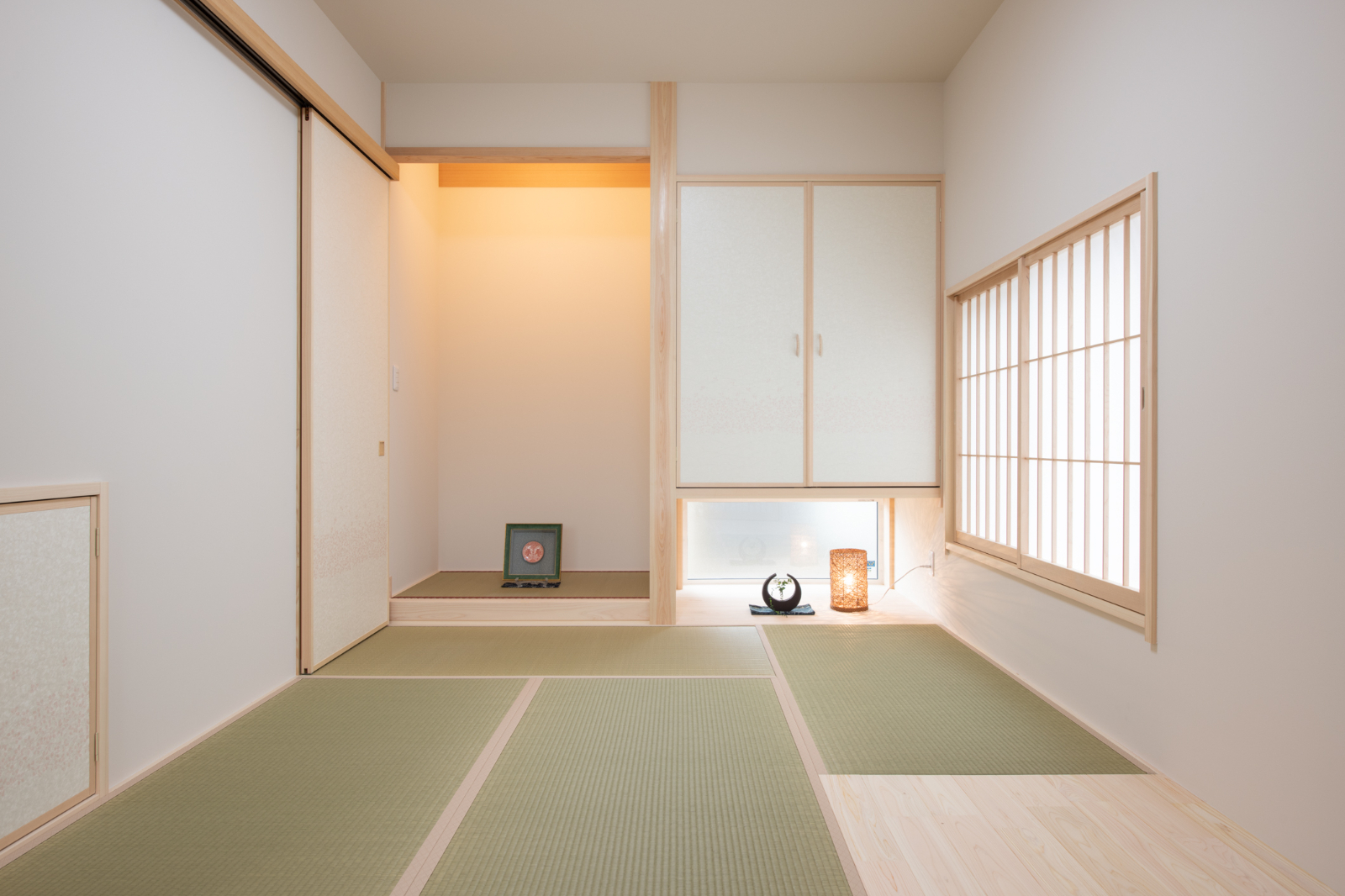 Sus∞Eco Home（サスエコホーム）｜シンプルで落ち着いた雰囲気の和室。畳の香りが漂う空間で、心地よい安らぎを提供する。自然光が適度に入り、居心地の良い空間。
