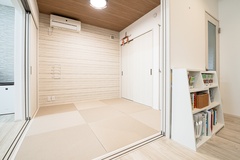 和室は4畳半の広さを確保し、引き戸で閉め切ることも可能。モダンなアクセントクロスと縁無し畳を用いた和モダン空間が、リビングとしっくり馴染みます。