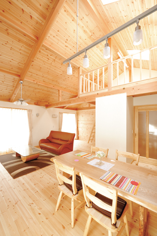 天井のトップライトの効果で、リビングは夕方まで明るい