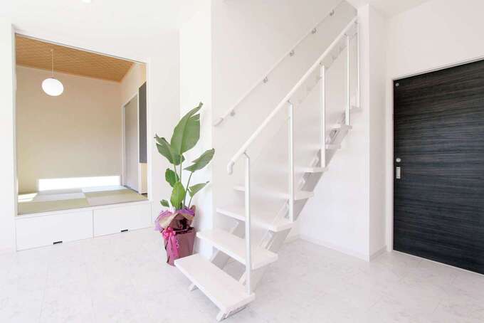 スリット階段が空間をより広く感じさせる。できるだけ家具を置かず、シンプルに暮らす夢を叶えた