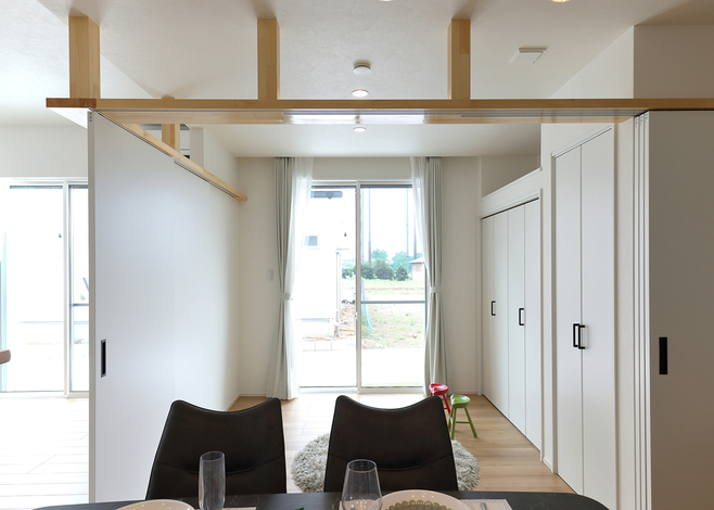 LDKは、フリースペースを設けて建具で仕切れる。 開けて使えば広々大空間で使える