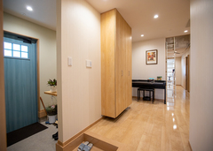 玄関はゲスト用と家族用で動線を分けた2WAYで、ホールにピアノを置けるほどゆったりとしたつくり