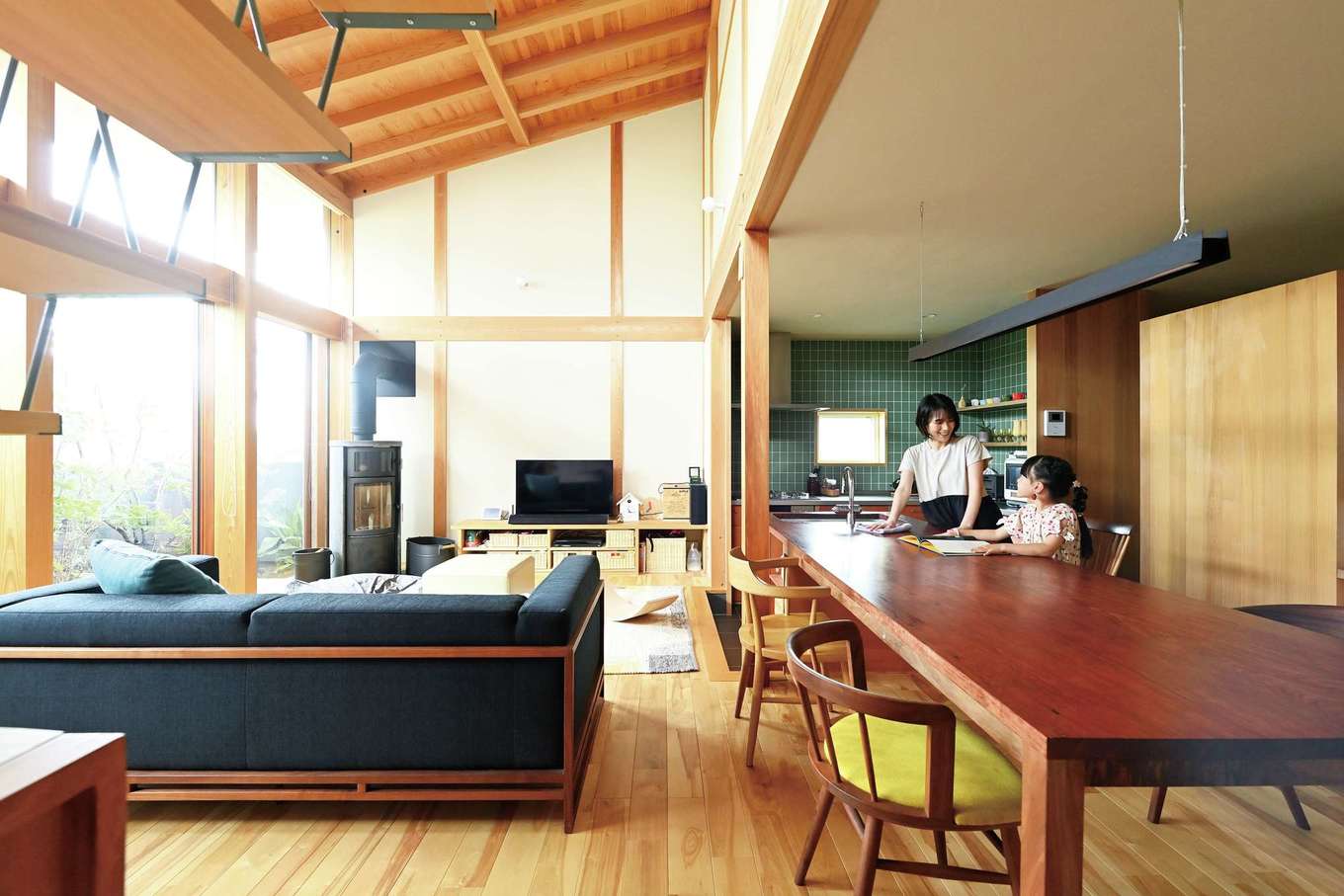 石牧建築【和風、自然素材、省エネ】ブビンガの一枚板を使用したキッチン一体型のダイニングテーブル。家族の目線の高さが合うように、キッチンを20cm下げた