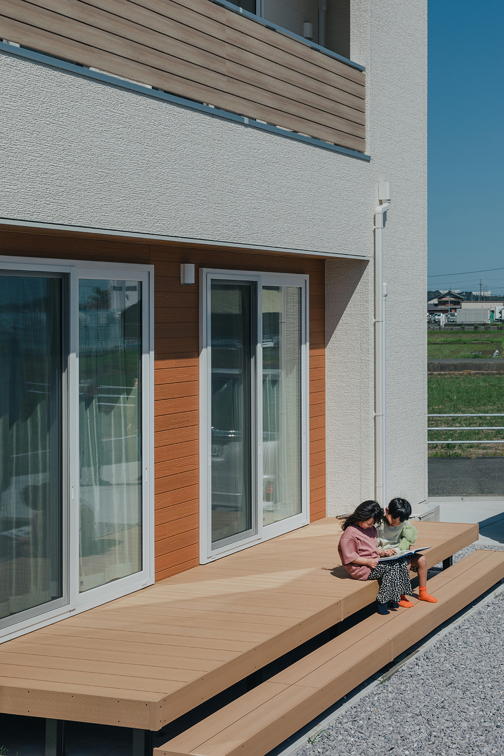 子育て安心住宅 Design Craft Office【デザイン住宅、子育て、間取り】日当たりがよいため、冬はウッドデッキでの日向ぼっこが楽しみ