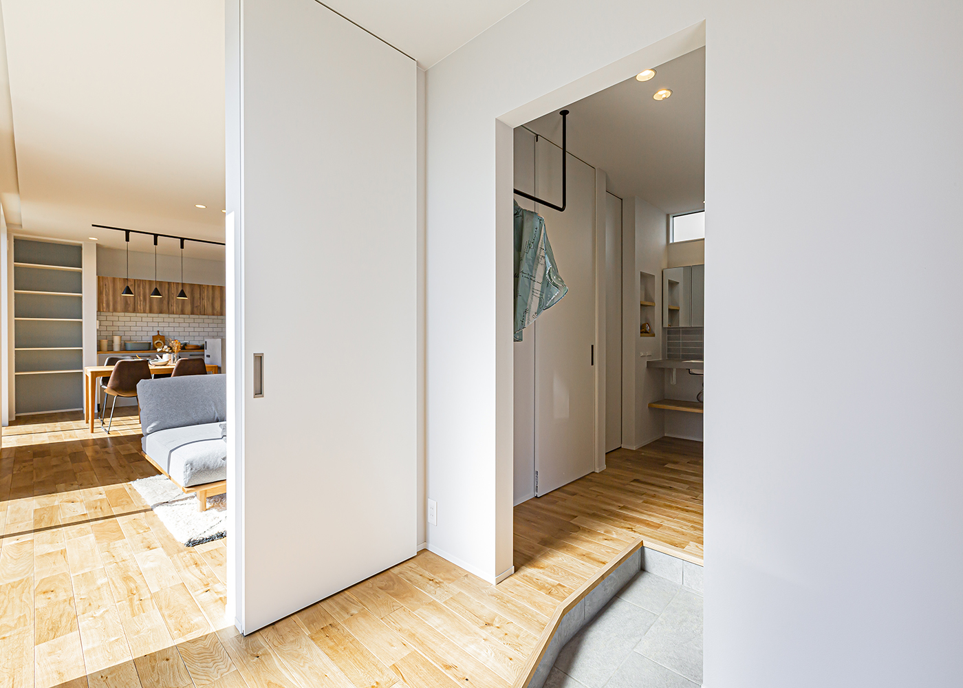 ARRCH アーチ【デザイン住宅、間取り、建築家】玄関からリビングに抜ける動線を確保