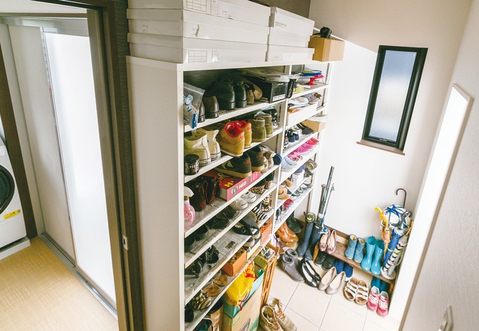 シュー ズインクローゼットからは、直接洗面脱衣所に続く“秘密の動 線”が。汗やホコリにまみれて帰宅したら、お風呂に直行!