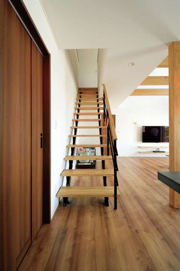 吹抜け空間をさらに開放的に感じさせるオープン階段