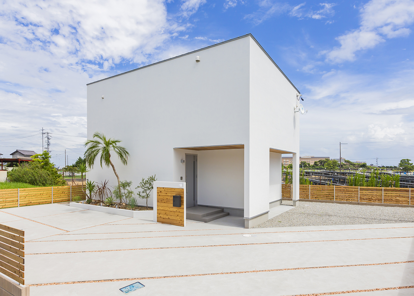 ARRCH アーチ【趣味、建築家、ガレージ】道路側の窓を最小限に抑えた外観