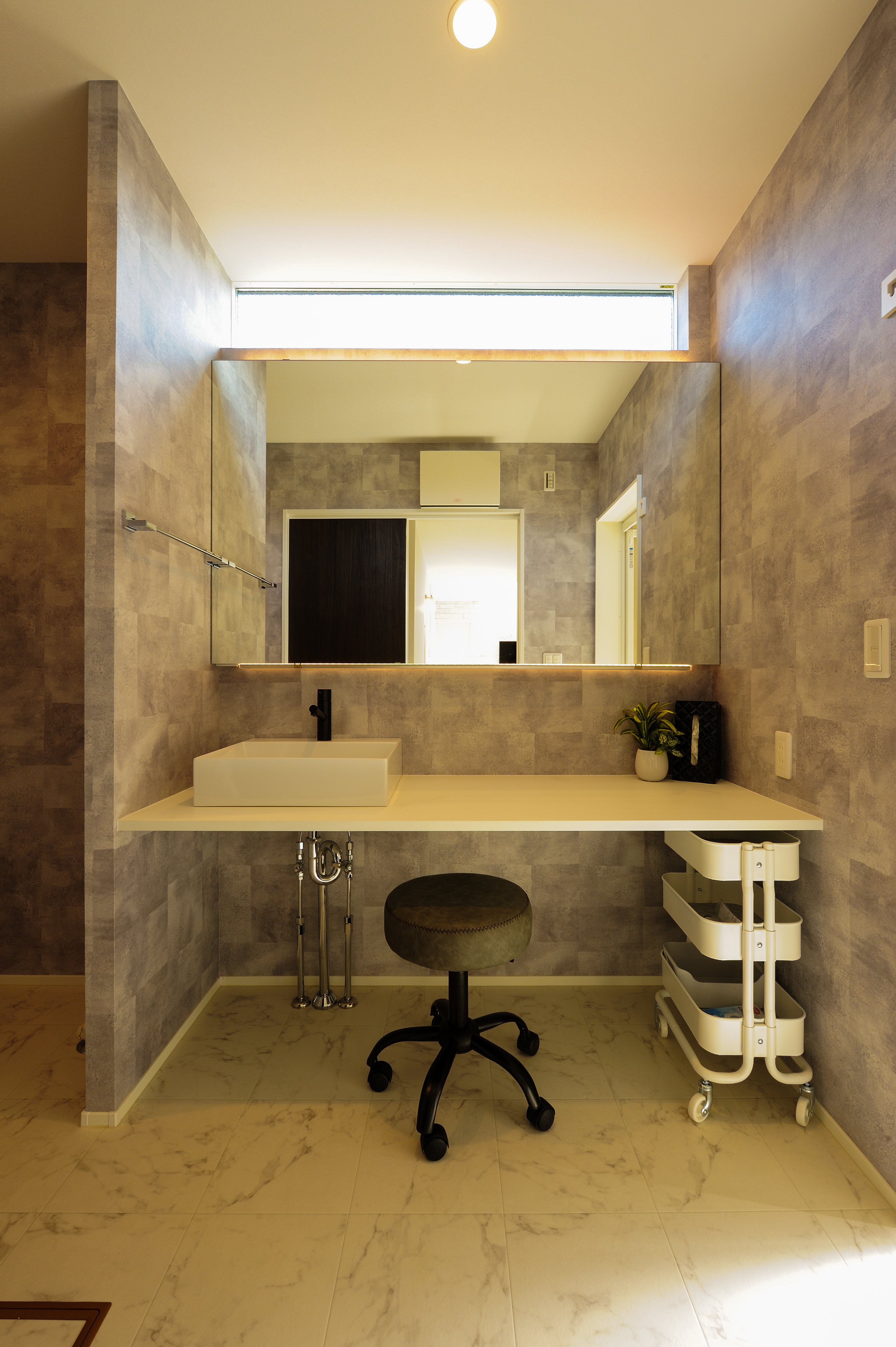 REIWA HOUSE（令和ハウス）｜ホテルライクな雰囲気をイメージして造作した洗面室。
ゆったり広くスペースを取ったため、家族の朝の身支度が集中しても渋滞せずスムーズにできる。