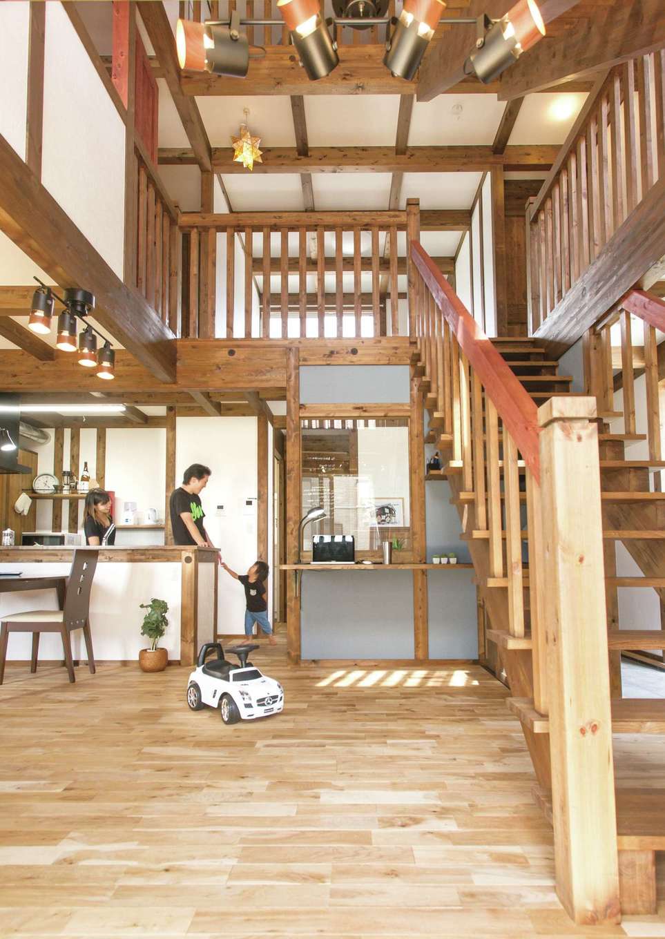 サイエンスホーム【デザイン住宅、自然素材、間取り】常に家族のつながりを感じる吹抜けのLDK。これほど大きな空間でも、外張り断熱によって上下階の温度差がほとんどなく快適♪