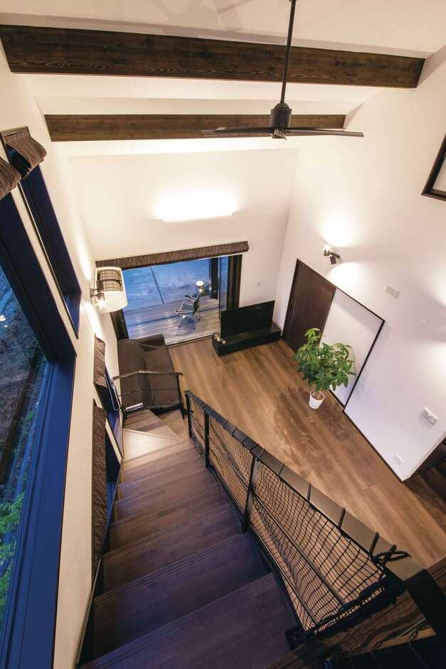 大きな吹抜けのLDKは、家族がどこにいてもつながりを感じられ、窓から見える田んぼの風景に癒やされる