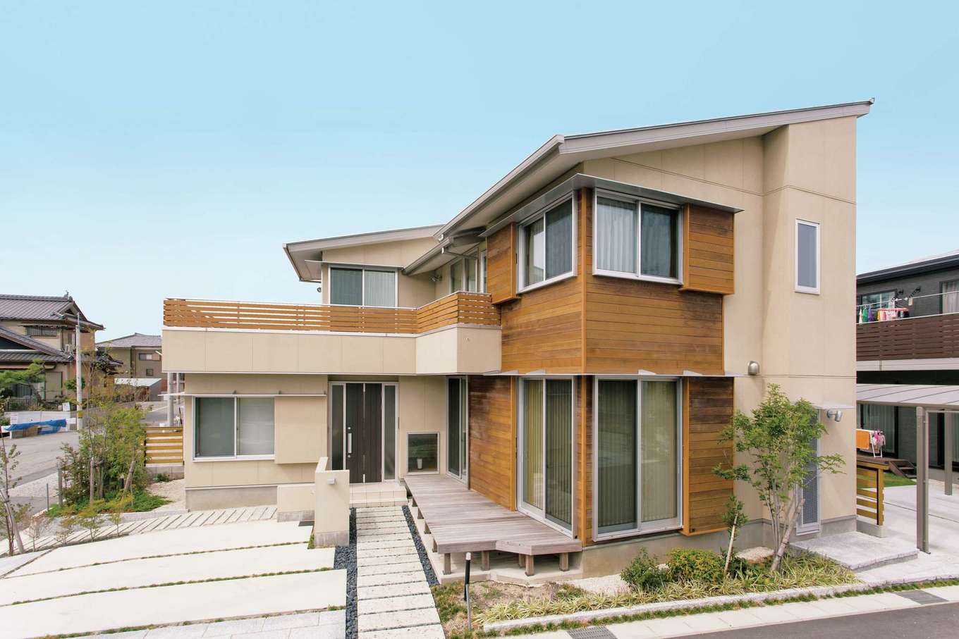 丸洋建設 ハウスオブハウス【自然素材、間取り、デザイン住宅】独創的な外観フォルム、木と塗り壁のコントラストが美しいT邸。外と中のつながりを意識したプランニングは同社のこだわりの一つ