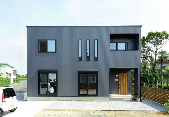 ガルバリウムを使用したキューブ型のスタイリッシュな外観