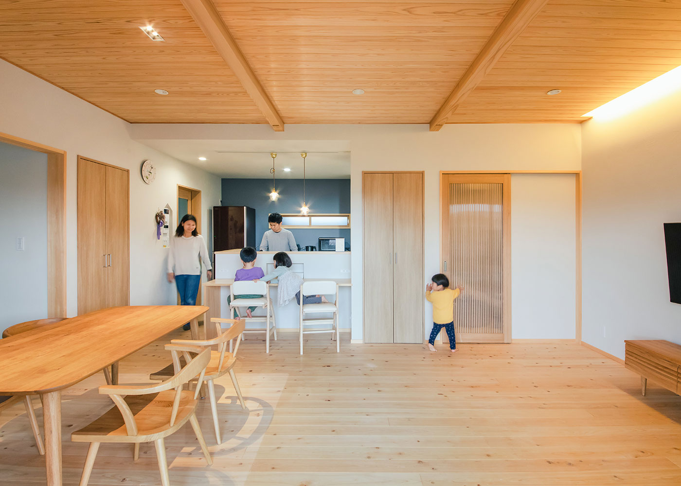 フジモクの家（富士木材）【子育て、間取り、平屋】キッチンを生活動線の中心にレイアウト。日々の暮らしを通じて、自然でやわらかなつながりが育まれていく