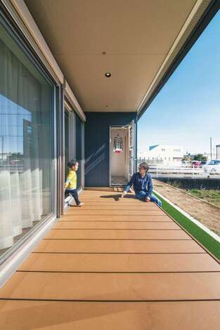 デッキの奥にはランドリーがある。軒が深いので、洗濯物をデッキに干しても小雨程度なら濡れずに済む