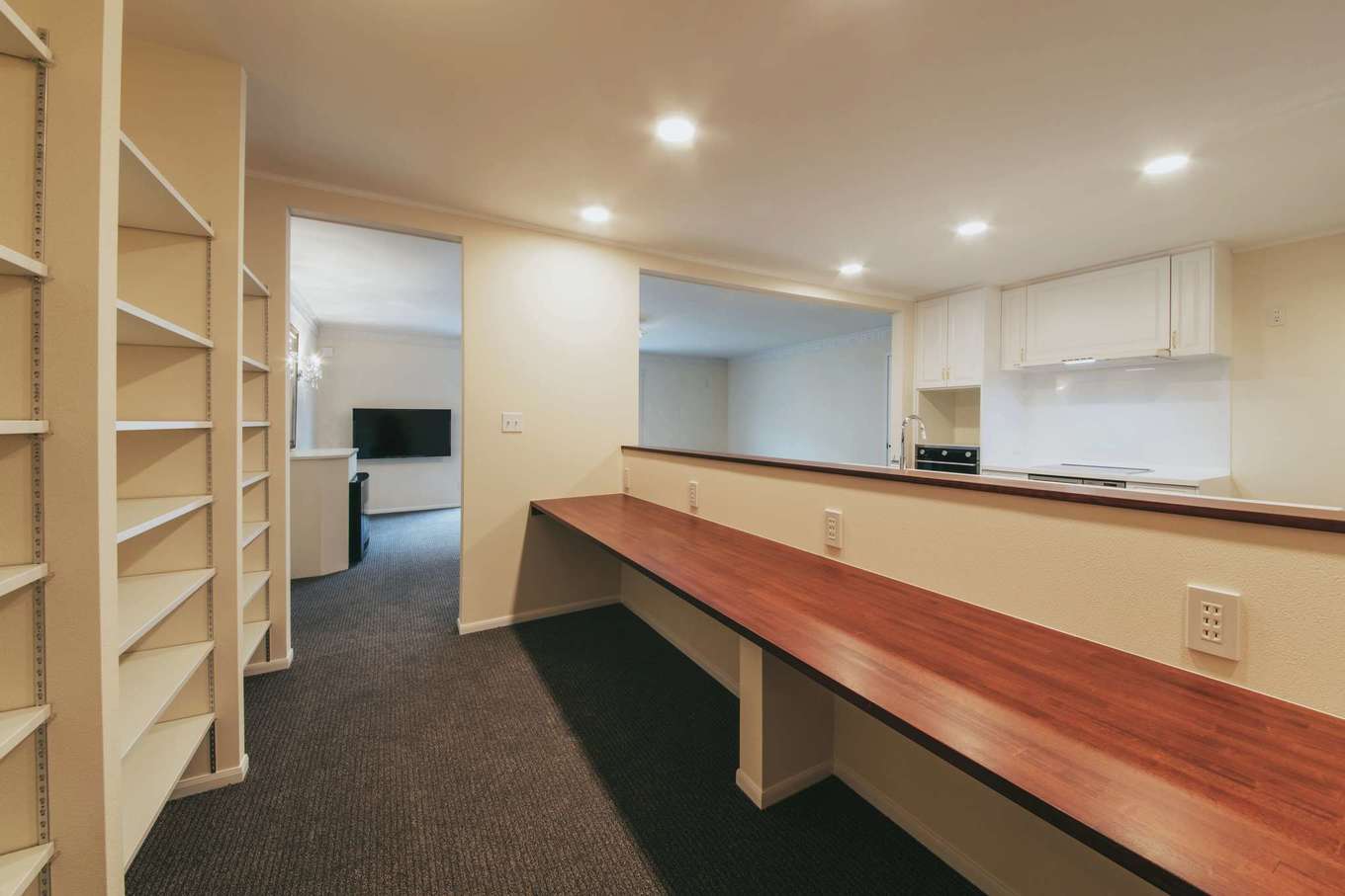 セルコホーム浜松（オバタケイ）【デザイン住宅、輸入住宅、間取り】キッチンの向かいに設けたスタディコーナーは、背面に大容量の本棚を造作。子どもは親に見守られながら勉強することができて、親も家事をしながら子どもの様子が見られるのでお互いに安心だ