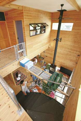 玄関との境目がない土間リビングは、外と内をつなぐ半屋外空間。