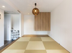 リビングの一角には小上がりの和室があり、普段はお子様が遊んだり、お昼寝ができるようになっています。
床の間には五月人形やひな人形など、季節の飾り物が置けるようになっているため、来客時にはおもてなしの場所としても使用できます。