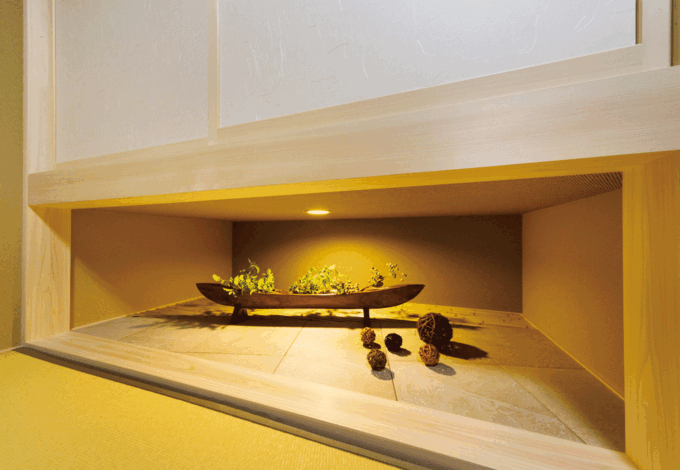 和室は客間としてあえて独立させた。押し入れを吊って視覚的な広さをプラス。季節のしつらいにもぴったり