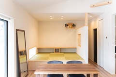 コンパクトな畳スペースが隣接するダイニングエリア。温かみのあるインテリアが心地よい雰囲気を演出している。