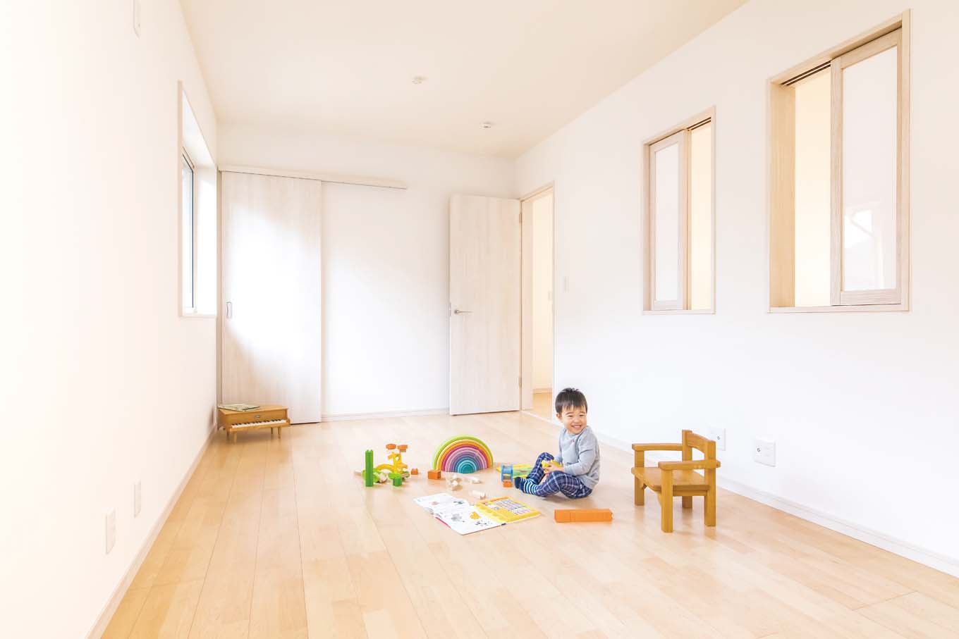 アキヤマ【子育て、自然素材、間取り】子ども部屋はホール側にも窓を付け、吹き抜けを通して階下とのつながりを持たせた