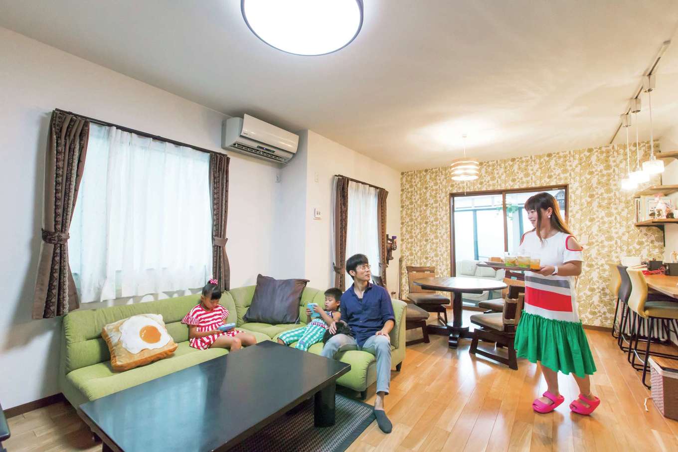 工藤建設【狭小住宅、省エネ、間取り】家族が自然に集まりたくなるLDK。共働き・子育て夫婦の負担を軽減するよう、家事ラク動線、適量適所の収納も万全