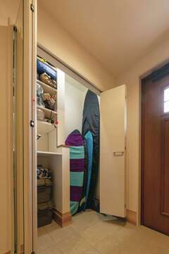 サーフボードやアウトドアギアをしまえるよう、玄関に土間収納を設えた。高さや棚の大きさは、収納するものを元に決めているため、きちんと収まり、片付けもラク