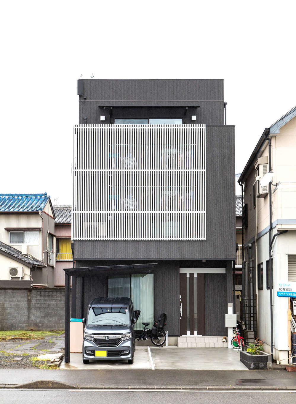 建築システム（狭小住宅専門店）【収納力、二世帯住宅、狭小住宅】2階、3階のバルコニーに用いたメタリックの格子が、外観のアクセント。当初予定にはなかったが、提案を受け入れて取り付けた。おかげでシャープな印象に